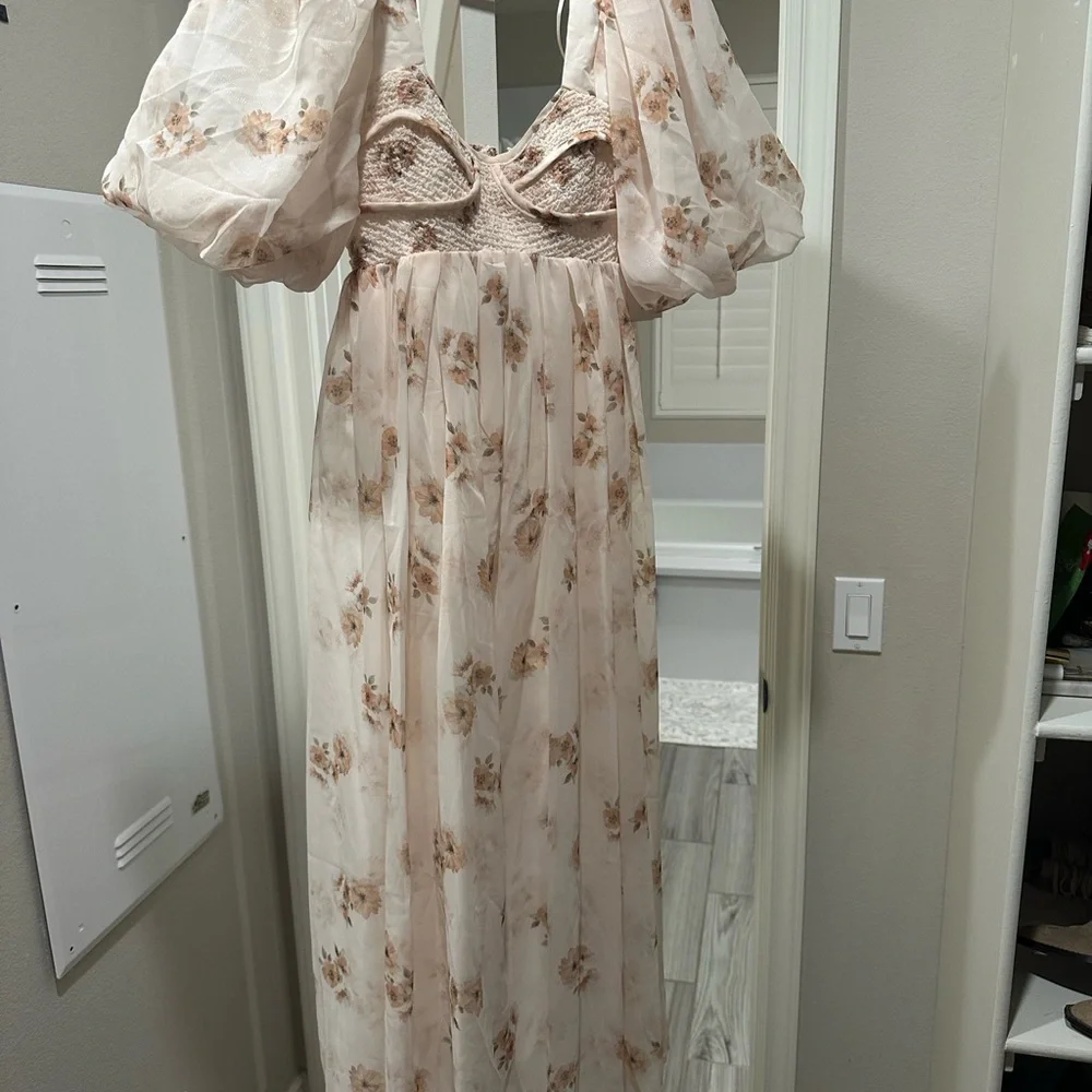 Chic Floral Maxi Dress in Cream - Picture 6 of 8